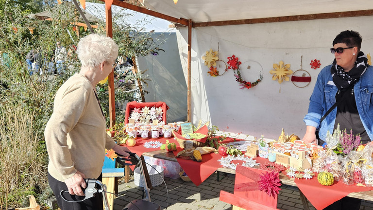 Besucherin schaut sich die verschiedenen Stände auf der Kirmes an