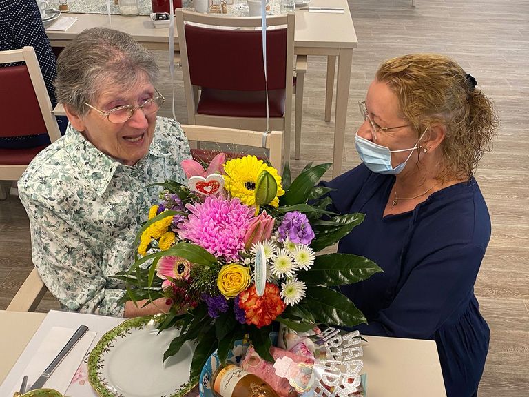 Immanuel Seniorenzentrum Elstal - Nachricht - 100. Geburtstag im Immanuel Seniorenzentrum Elstal - Heimleiterin Nicole Order überreicht Blumen an Marianne Albrecht