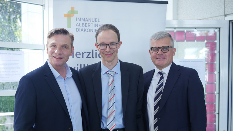 (v.l.n.r.) Andreas Mende, IAD-Konzerngeschäftsführer, Thorsten Gerenkamp, IML-Geschäftsführer, und Matthias Scheller, ehem. IAD-Konzerngeschäftsführer