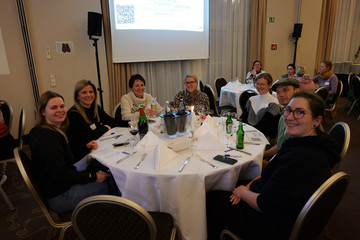 Teamrunde beim Pflegefachtag 2025 – Fachlicher Dialog in entspannter Atmosphäre Teamrunde beim Pflegefachtag 2025 – Fachlicher Dialog in entspannter Atmosphäre