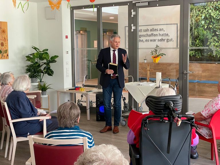 Immanuel Seniorenzentrum Elstal - Nachricht - Generalsekretär der Baptisten feiert Gottesdienst mit Senioren - Christoph Stiba feiert Gottesdienst mit Bewohnerinnen und Bewohnern - 