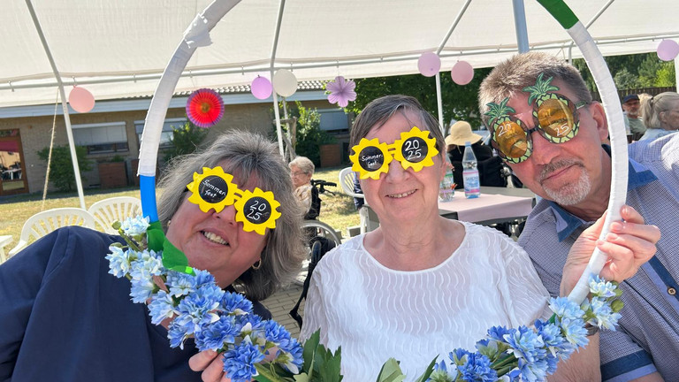 Mit bunter Deko und Verkleidung bereit für ein Foto Mit bunter Deko und Verkleidung bereit für ein Foto