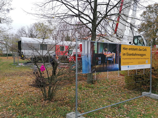 Immanuel Seniorenzentrum Elstal | Der Eisenbahnwaggon an seinem neuen Standort
